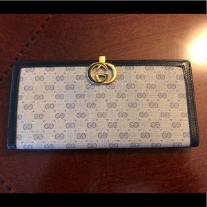 Beautiful vintage Gucci wallet